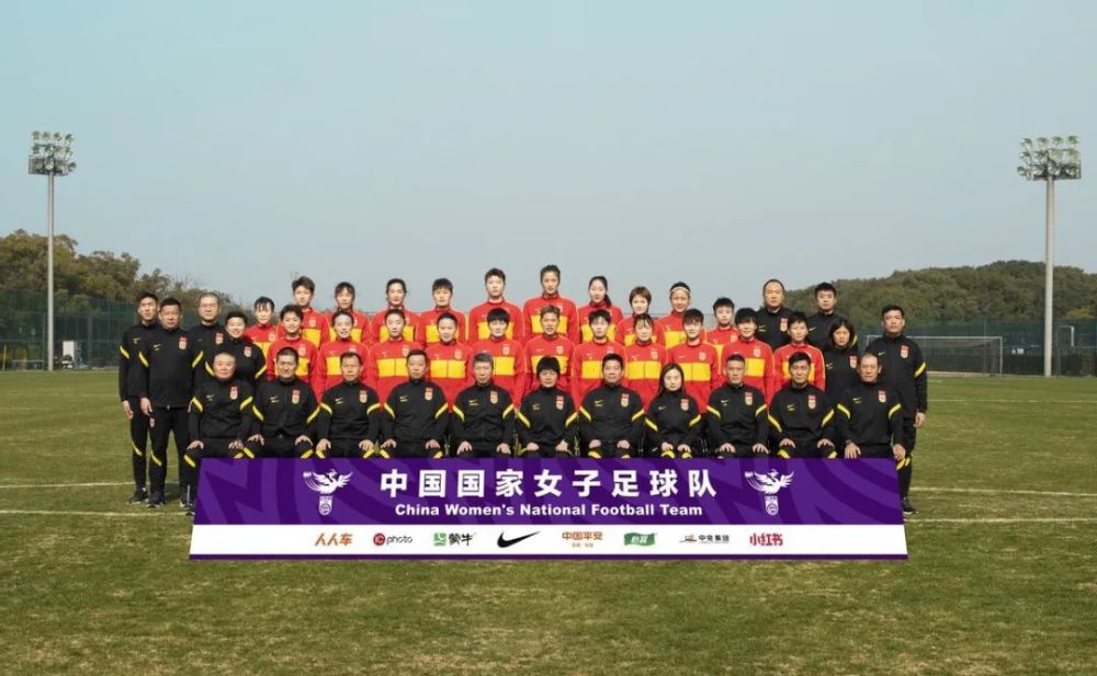 詹姆斯·怀特为了迎合费家这种顶尖的华人家族，早就学了一口流利的中文。
